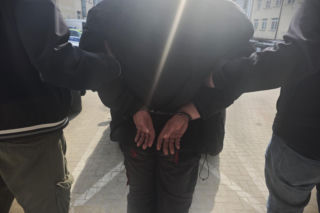 Otworzyła drzwi i zobaczyła w mieszkaniu obcych ludzi. Właścicielka w szoku