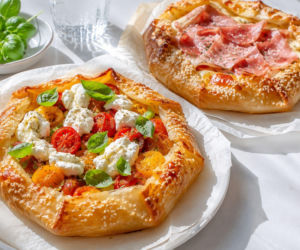 Moczę papier ryżowy w jajku i układam dodatki. Po 20 minutach wyjmuję z piekarnika chrupiące mini pizze