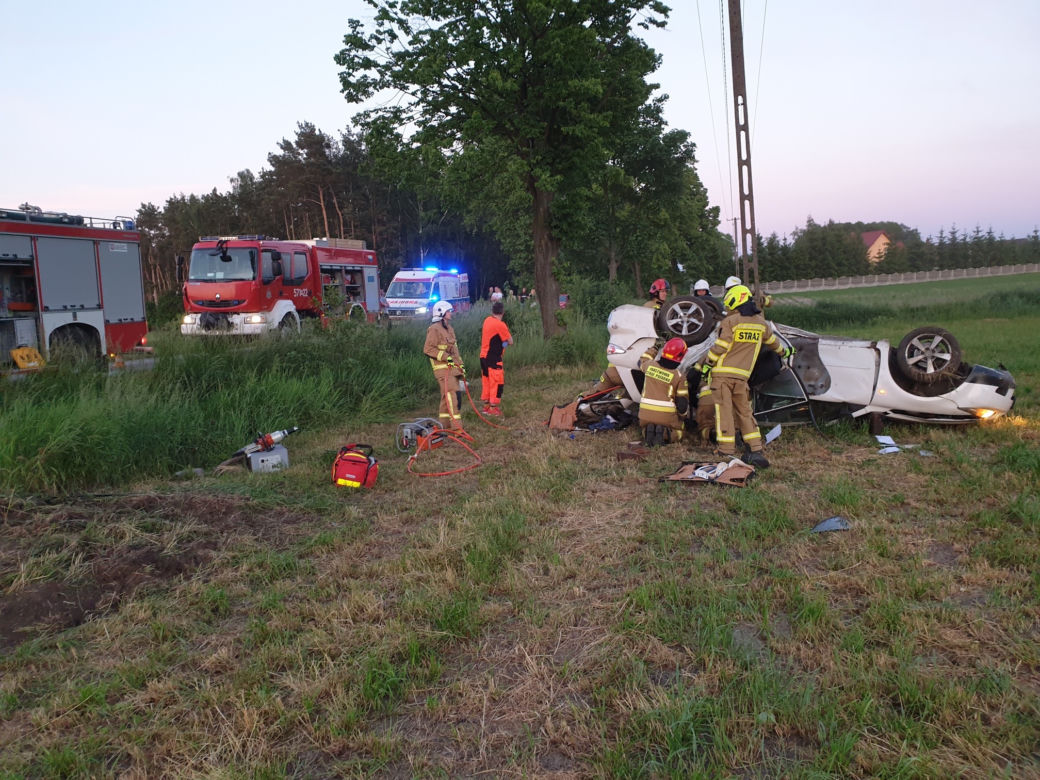 ZDJĘCIA z makabrycznego wypadku pod Płońskiem! 28-latka zakleszczona w zmiażdżonej maździe. Sama jest sobie winna