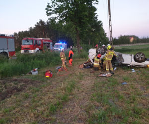 ZDJĘCIA z makabrycznego wypadku pod Płońskiem! 28-latka zakleszczona w zmiażdżonej maździe. Sama jest sobie winna