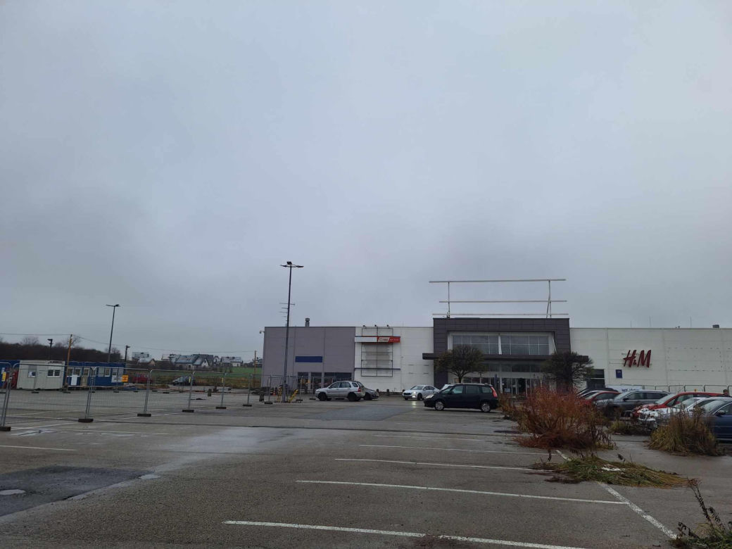 Trwają prace w budynku byłego hipermarketu Tesco w Tarnowskich Górach.
