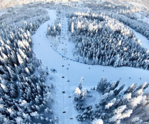 Sezon narciarski w Wiśle oficjalnie rozpoczęty! Pierwsi narciarze wyruszyli na stoki Skolnity