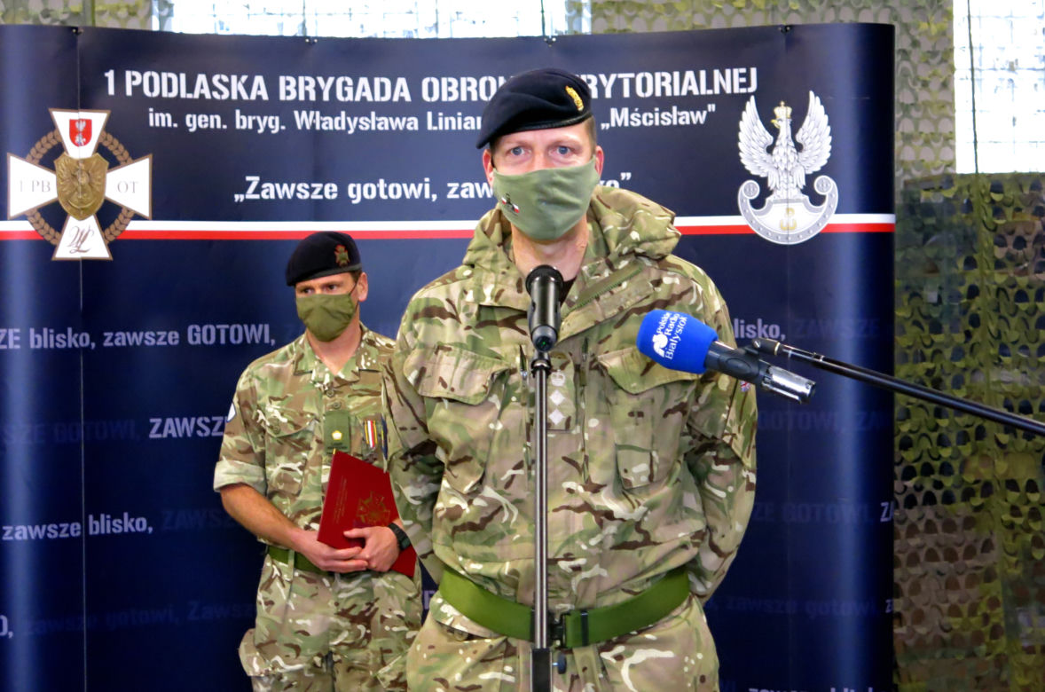 Białystok. Brytyjski oficer mjr Luke Dodington otrzymał Srebrny Medal Wojska Polskiego
