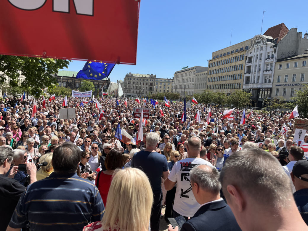 Toast za Wolność w Poznaniu. Tysiące ludzi na placu Wolności