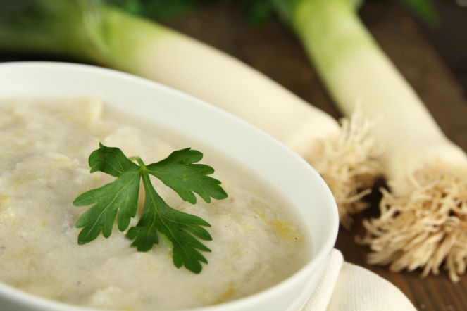 Zupa z młodego pora i ziemniaków po francusku – lekka, kremowa i zaskakująco elegancka (Potage Parmentier w wersji wiosennej)