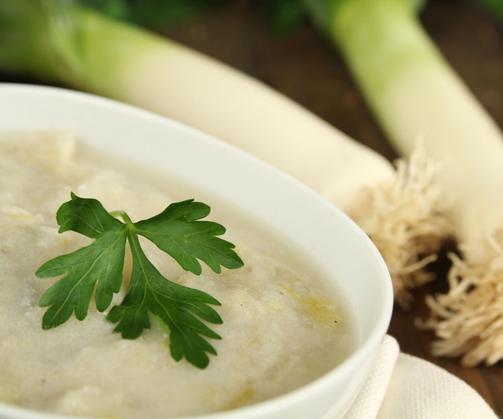 Zupa z młodego pora i ziemniaków po francusku – lekka, kremowa i zaskakująco elegancka (Potage Parmentier w wersji wiosennej)