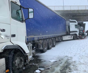 Duże utrudnienia na A2! Zderzyły się CZTERY ciężarówki
