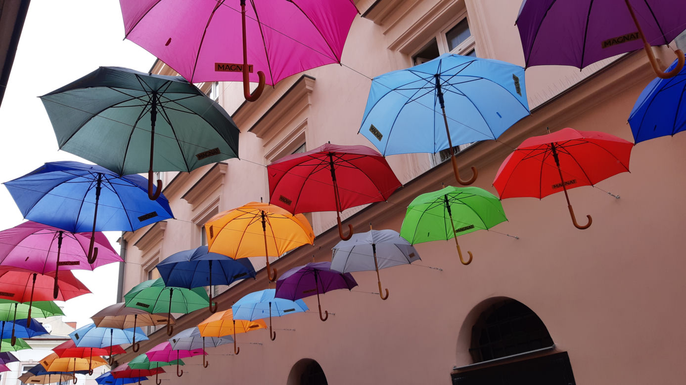 Kolorowe parasole letnią wizytówką Tarnowa