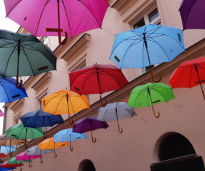 Kolorowe parasole letnią wizytówką Tarnowa