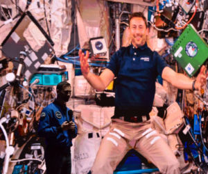 Sławosz Uznański-Wiśniewski w Toruniu. Gigantyczna kolejka pod Aulą UMK