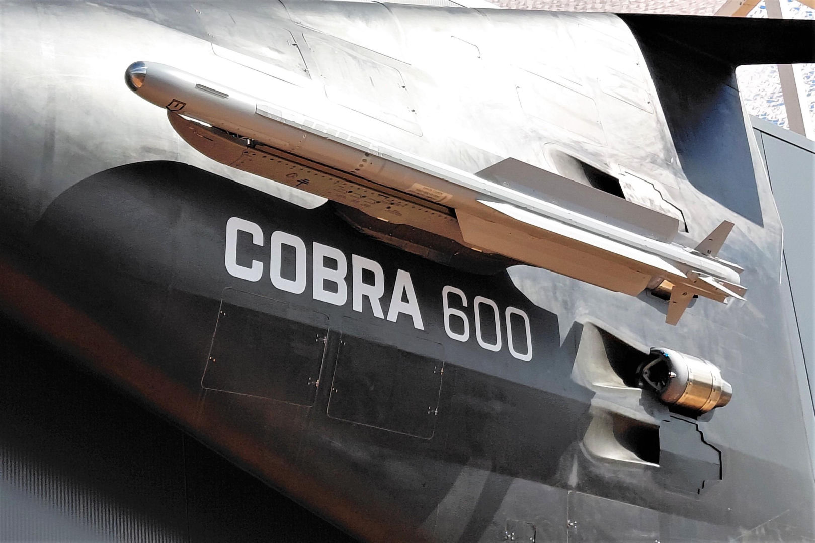 Pocisk IRIS-T na wyrzutni drona Cobra 600