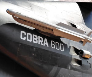 Pocisk IRIS-T na wyrzutni drona Cobra 600
