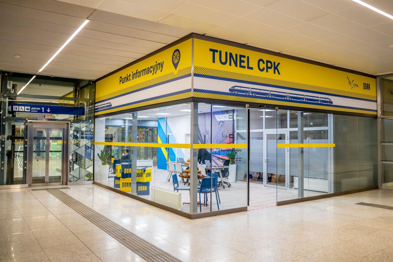 Punkt informacyjny dotyczący budowy tunelu CPK