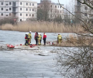 Pod mężczyzną załamał się lód! Akcja ratunkowa pod Poznaniem