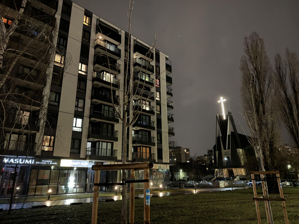 Świecący problem na Witolinie. Wielki krzyż przeszkadza mieszkańcom