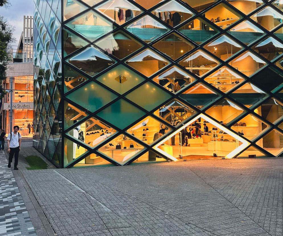 Szklana fasada budynku Prada Aoyama w Tokio o strukturze rombów. O architekturze tego miejsca przeczytasz na Architektura.