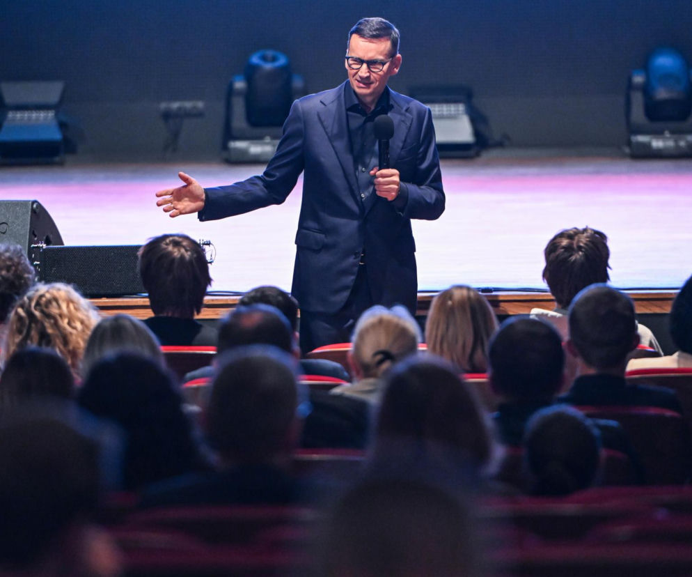Mateusz Morawiecki przemawia do tłumu w Janowie Lubelskim. O szczegółach tego spotkania przeczytasz w serwisie Eska.