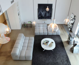 aranżacja salonu - biała sofa