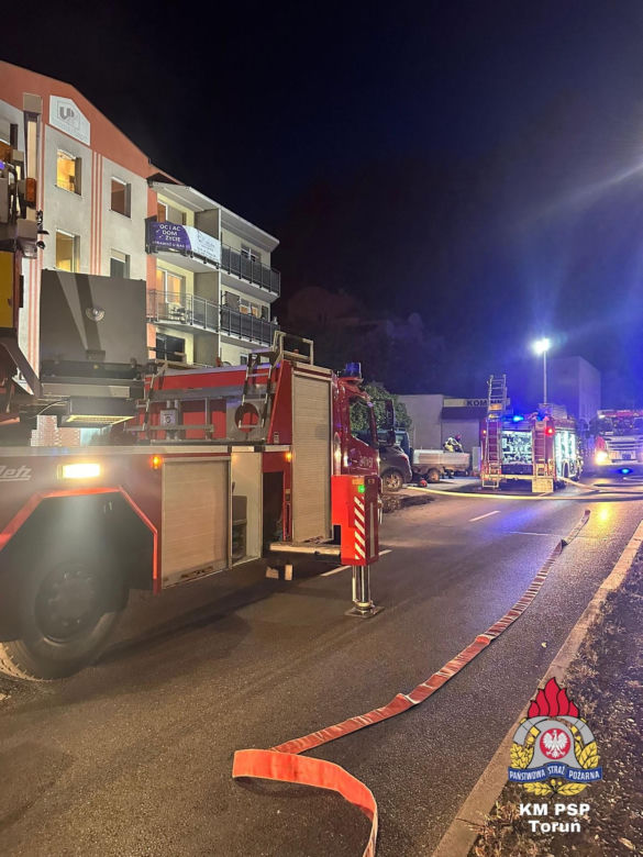 Toruń. Pożar bloku przy ul. Lubickiej. Dwie osoby wyskoczyły z okna [ZDJĘCIA]