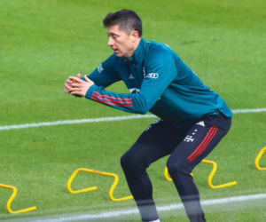 Lewandowski już obciąża kolano