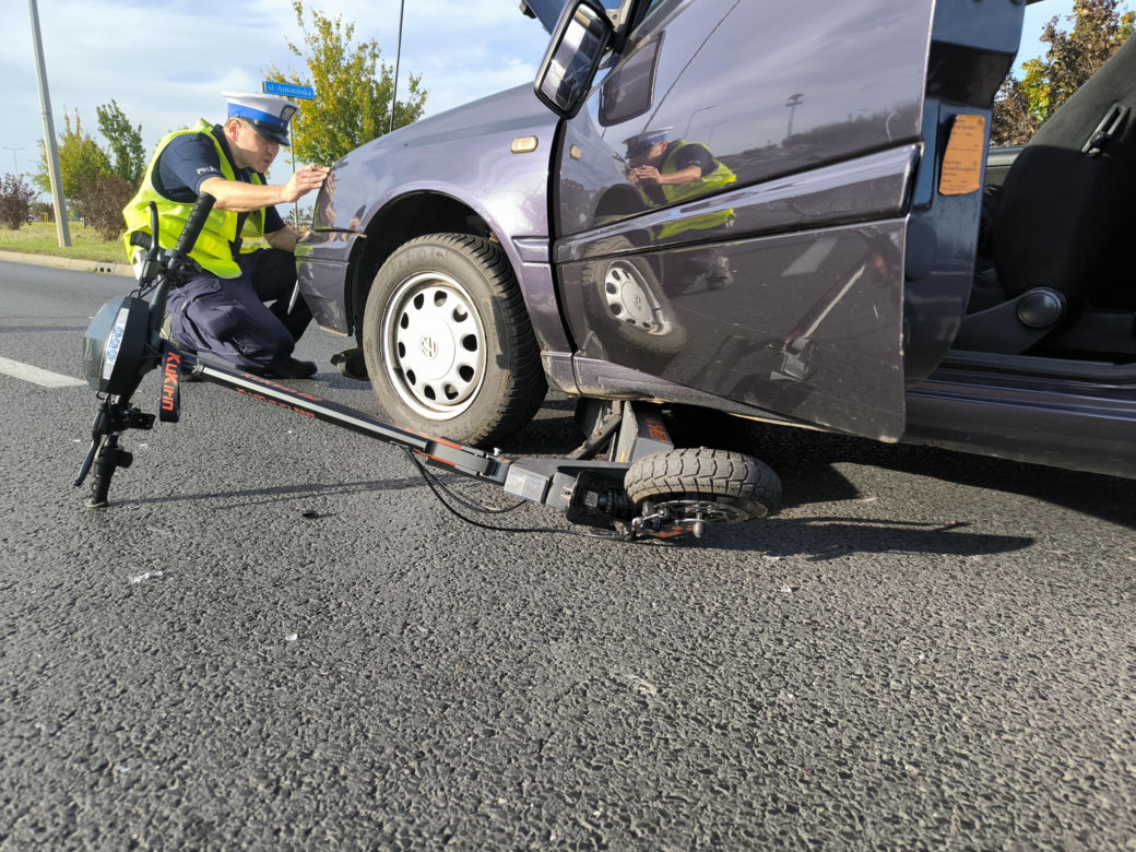 Wypadek w Lesznie Hulajnoga pod kołami osobówki.
