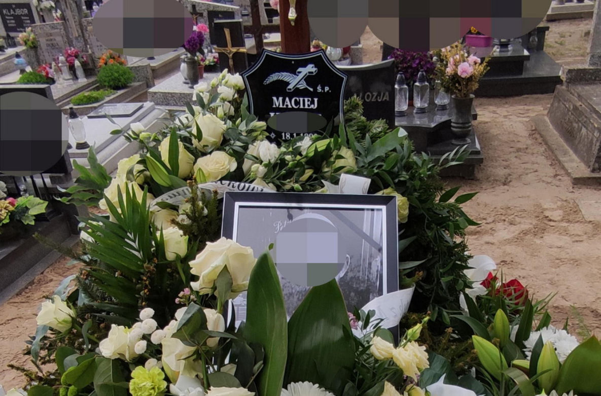Maciek zginął od ciosów nożem na Nowym Świecie. Jego grób utonął w kwiatach