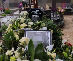 Maciek zginął od ciosów nożem na Nowym Świecie. Jego grób utonął w kwiatach