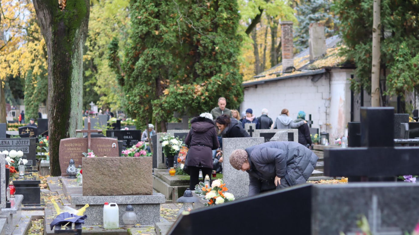 Tak mieszkańcy odwiedzają groby zmarłych. Tłumy na najstarszym cmentarzu w Lublinie