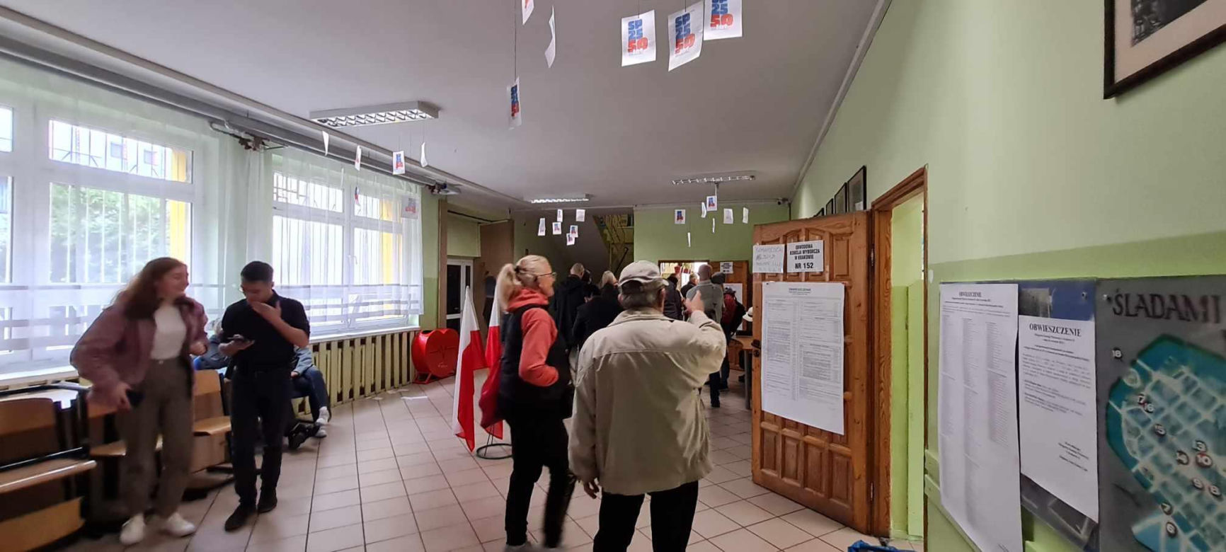 Krakowianie stoją w kolejkach do urn wyborczych. Frekwencja robi wrażenie!