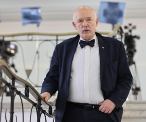 Wystarczyło jedno zdjęcie i Janusz Korwin-Mikke wywołał burzę w sieci! Co pokazał?