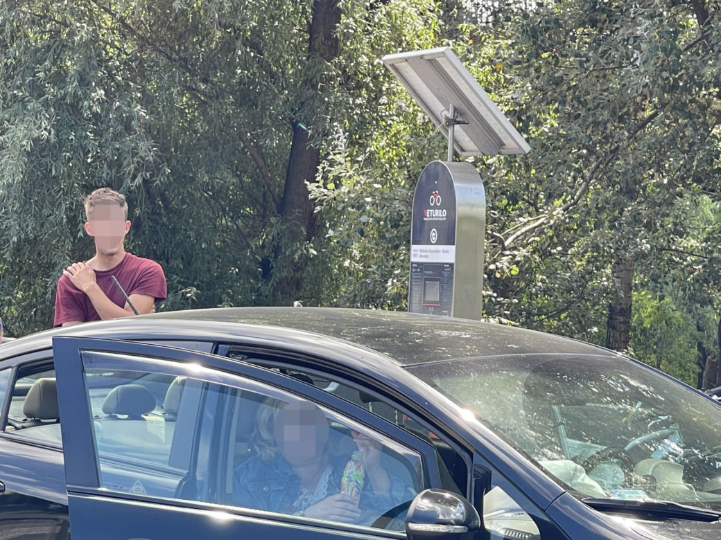 Zasłabł za kierownicą zjeżdżając z mostu Poniatowskiego w Warszawie. Zdemolował stację Veturilo