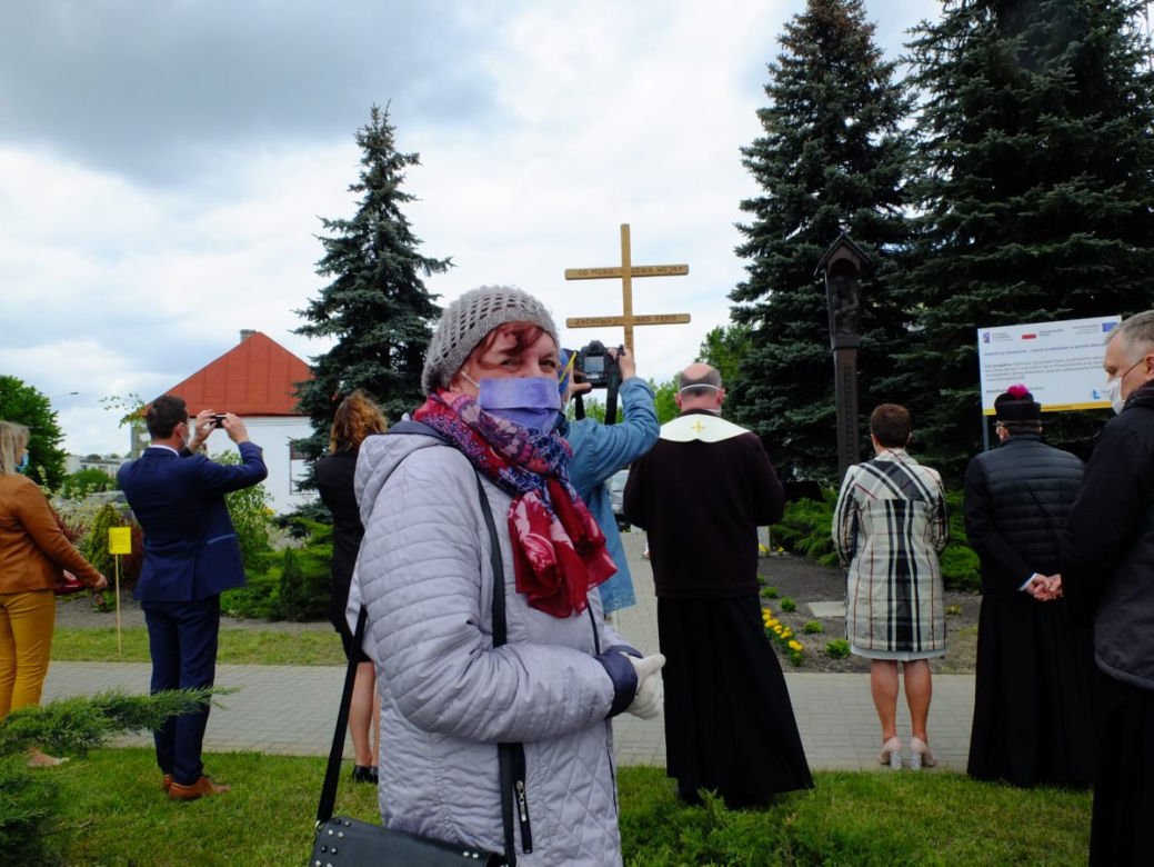  Karawaką walczą z koronawirusem. Mieszkańcy Wierzbicy pod Chełmem modlą się pod krzyżem morowym