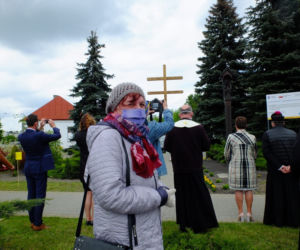  Karawaką walczą z koronawirusem. Mieszkańcy Wierzbicy pod Chełmem modlą się pod krzyżem morowym