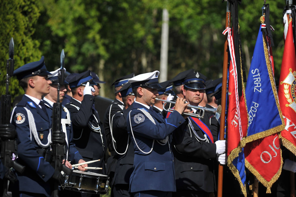 Srebrny orzeł prowadził Arka w ostatniej drodze. Poruszający gest policjantów i strażaków