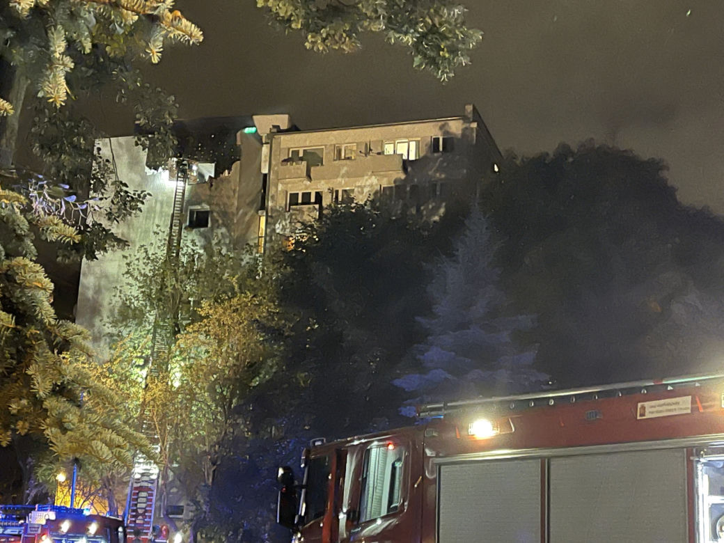 Pożar w bloku na Powiślu. Mieszkańcy uciekali na dach. Ogień odciął im drogę 