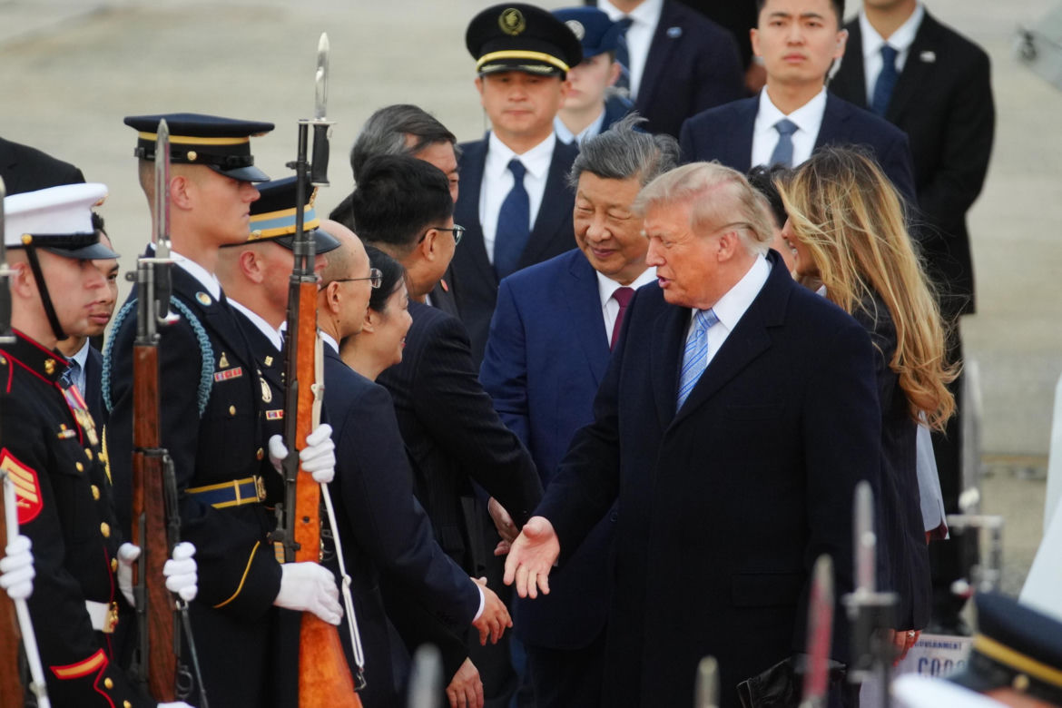 Przywódca Chin przyleciał do USA. Też przeszedł po czerwonym dywanie