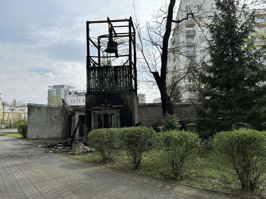 Pożar zabytkowej dzwonnicy w Warszawie