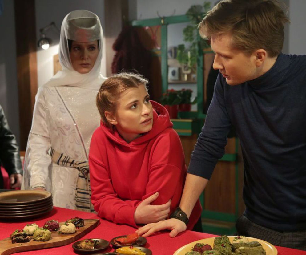M jak miłość odc. 1438. Katia (Joanna Jarmołowicz), Łukasz (Jakub Józefowicz), Sandra (Anna Oberc)