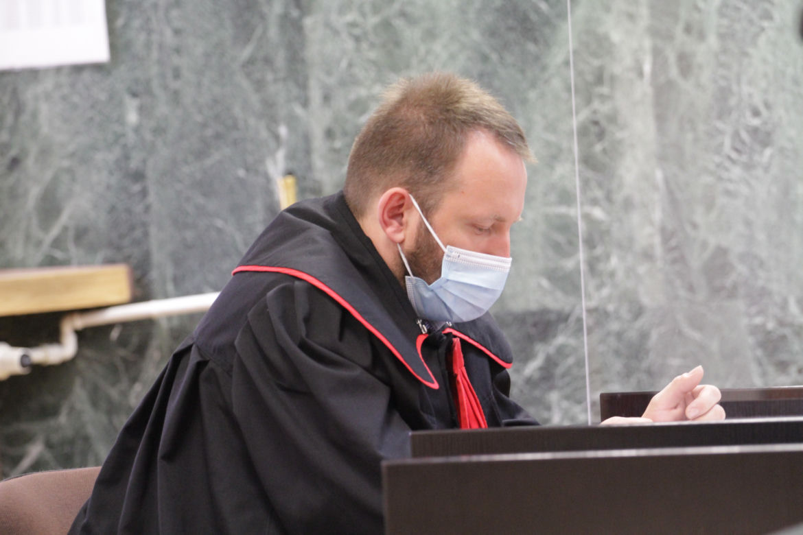 Zdziechowice Drugie. Poćwiartowane kawałki ciała na posesji. Oskarżony zaskoczył w sądzie
