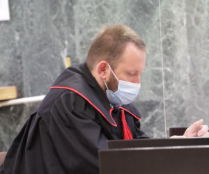 Zdziechowice Drugie. Poćwiartowane kawałki ciała na posesji. Oskarżony zaskoczył w sądzie