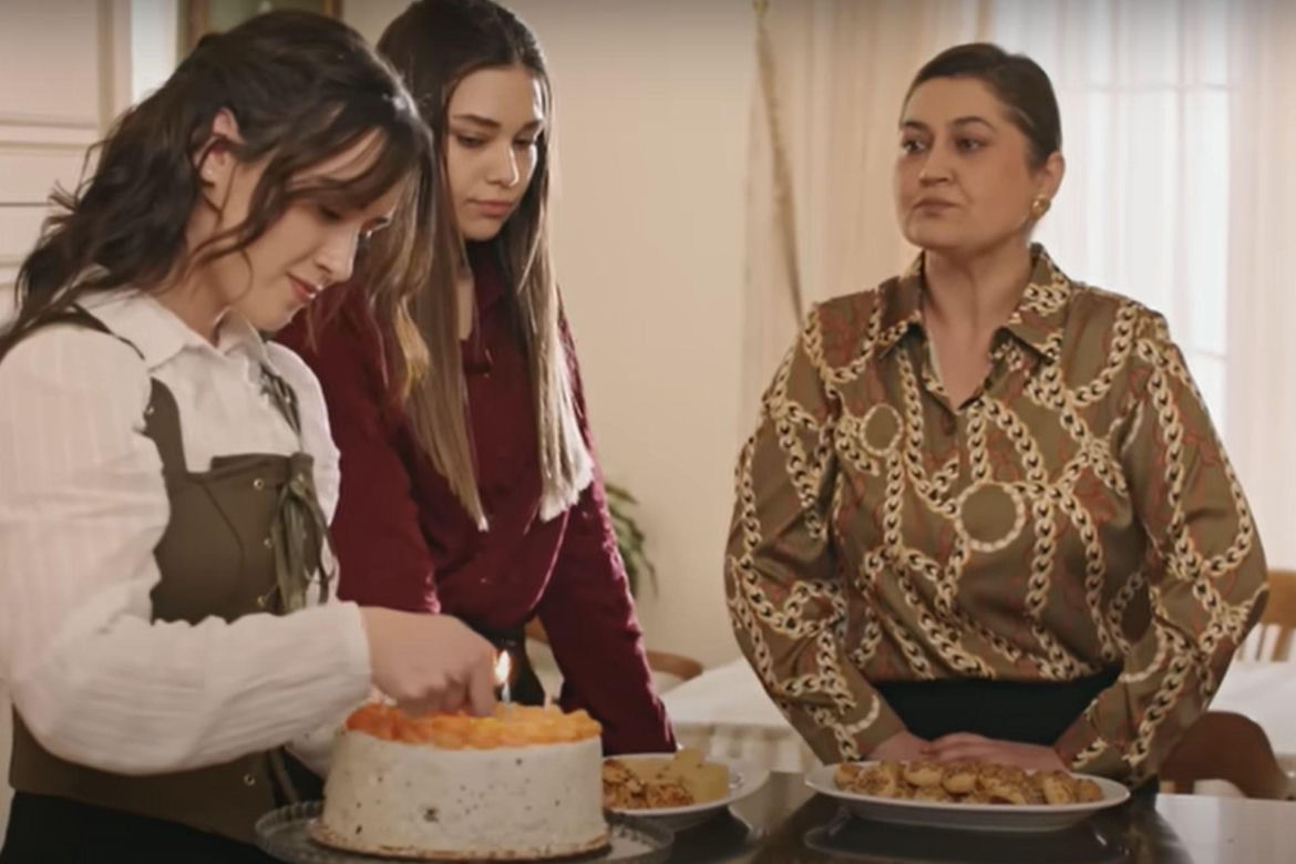 W dniu urodzin Halila Zeynep wręczy mu tort 
