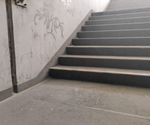 Bród i smród w tunelu pod torami w Siedlcach