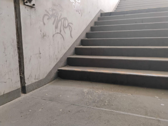Bród i smród w tunelu pod torami w Siedlcach