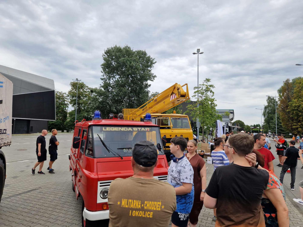 Oglądaliśmy w Bydgoszczy zabytkowe STAR-y. Wyjątkowe samochody ruszyły w Polskę