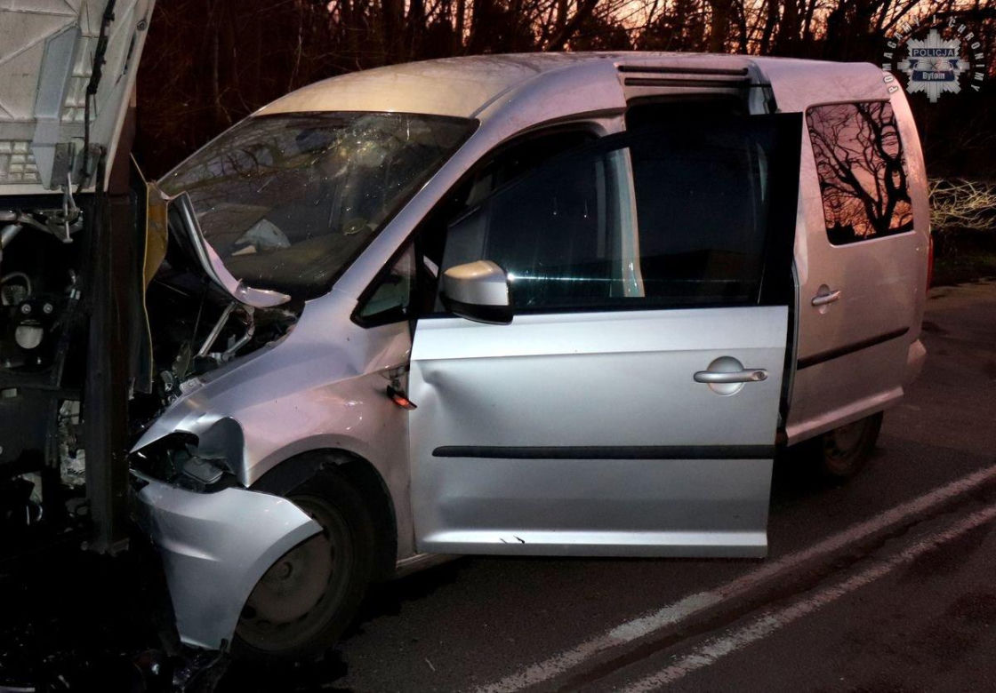 Tragedia w Bytomiu. Samochód wjechał w tył autobusu. 42-letni kierujący volkswagenem zginął na miejscu