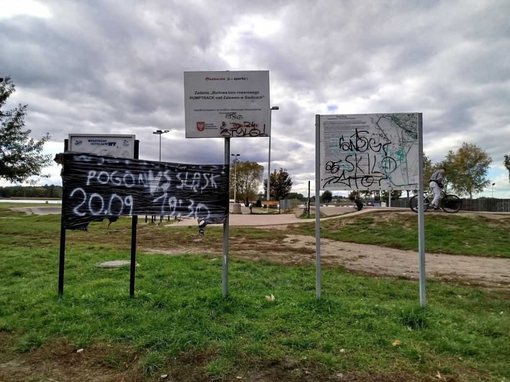 Zniszczone ławeczki i tablice – nad zalewem w Siedlcach doszło do aktów wandalizmu. Zostaną tam zainstalowane kamery miejskiego monitoringu
