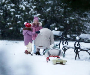 Maciej Pela zabrał córeczki na sanki