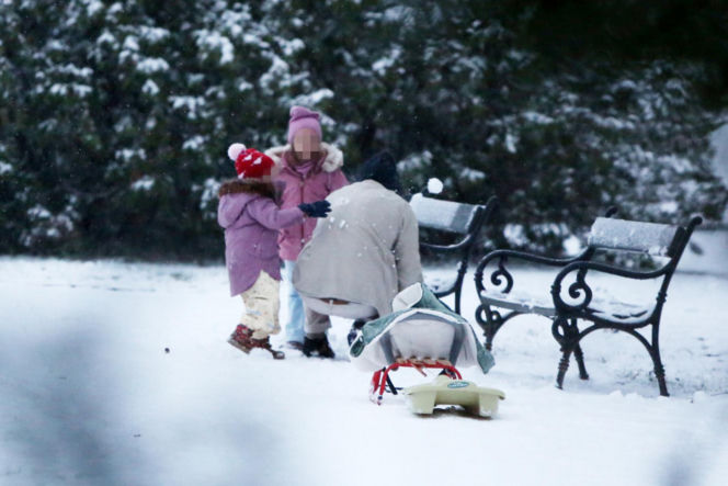 Maciej Pela zabrał córeczki na sanki