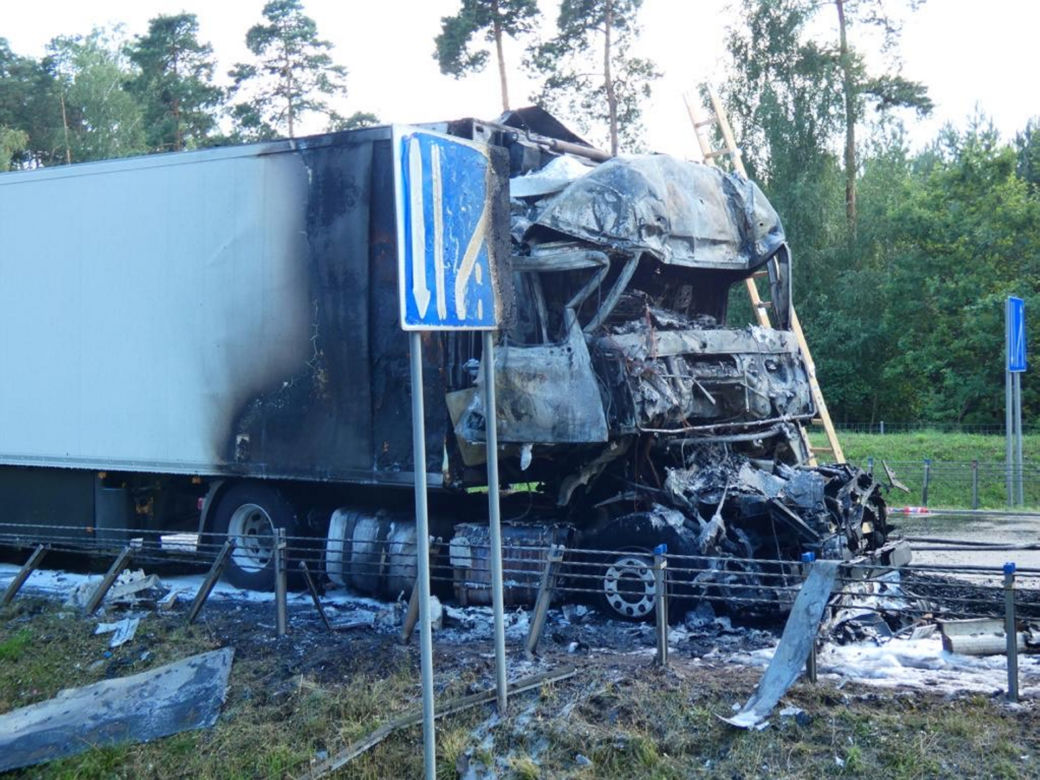 Makabra pod Żyrardowem. Zderzyły się dwie ciężarówki. Jedna z nich stanęła w ogniu! Kierowca zmarł w szpitalu