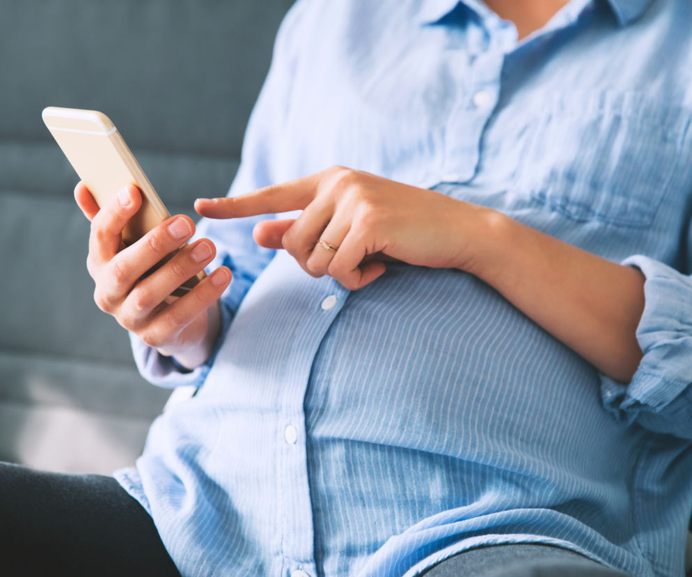Pisała sms-a do szefa szykując się do porodu. Czy to normalne!?